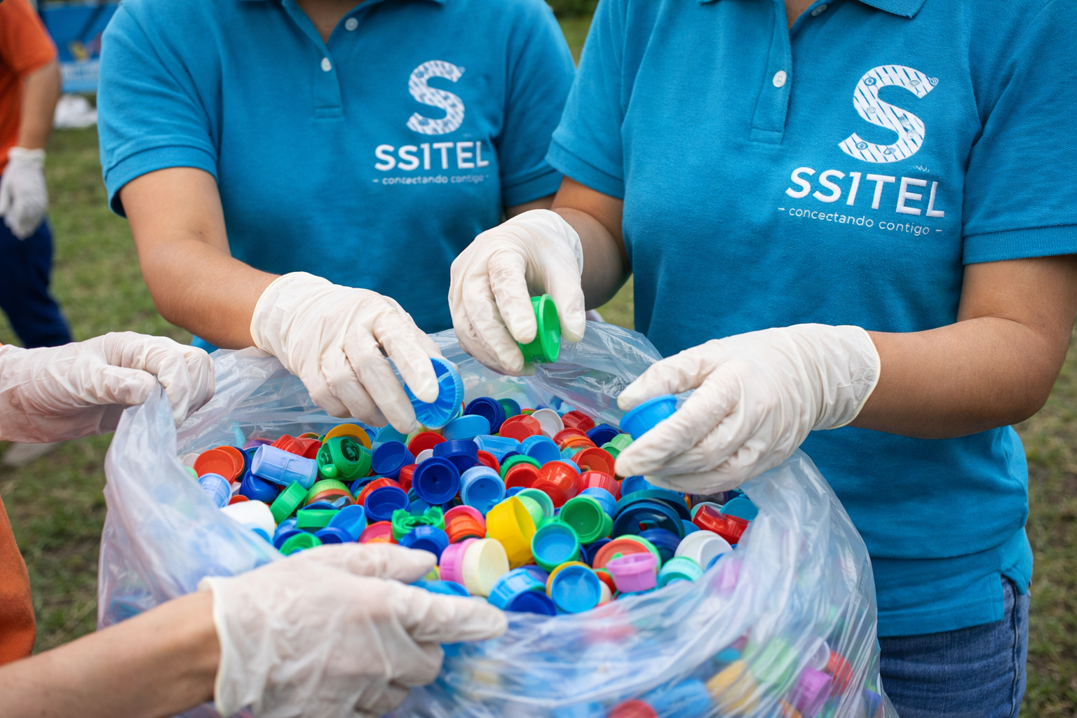 Colaboradores de SSITEL recolectando tapas de plástico para apoyar a niños con cáncer